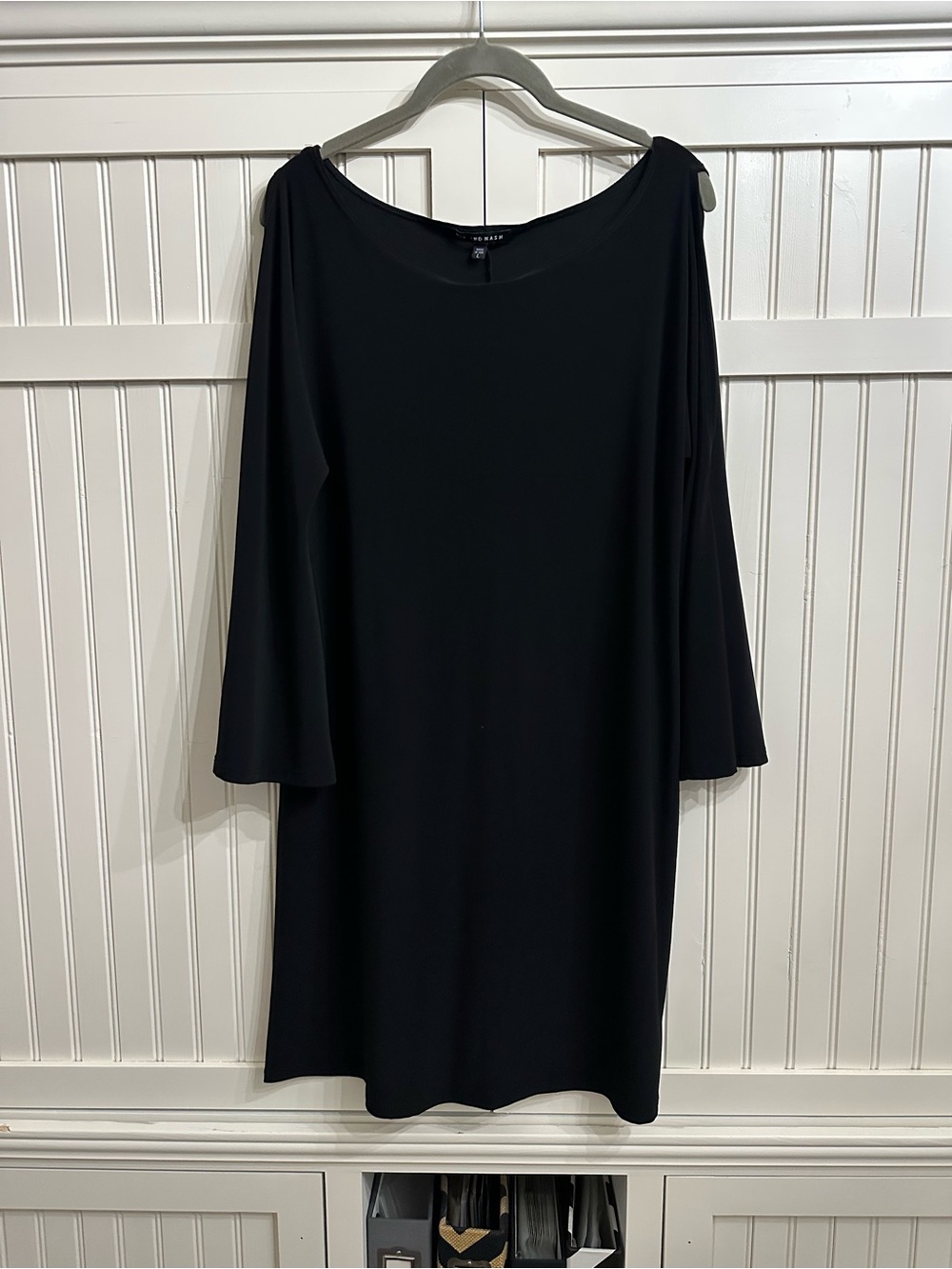 Nik and Nash Women’s Black Cold-Shoulder Long Sleeve Shift Dress Size L